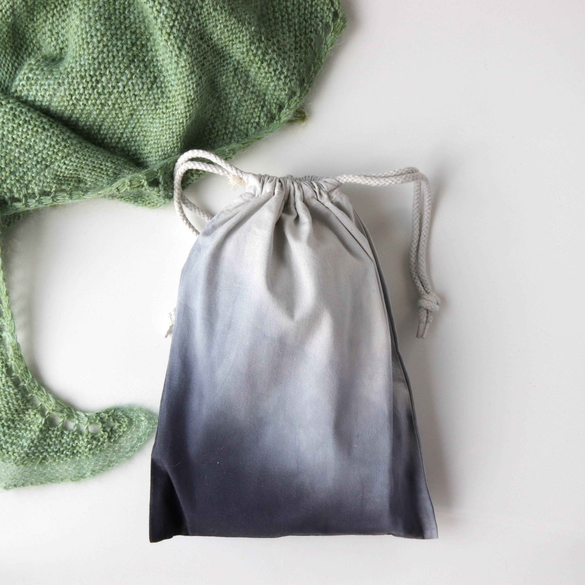 Snow Can Wait Shawl KIT - Ain't no sunshine with red bag-La Cave à Laine