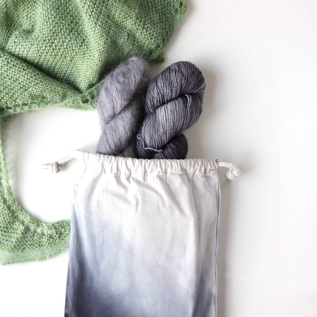 Snow Can Wait Shawl KIT - Ain't no sunshine with red bag-La Cave à Laine