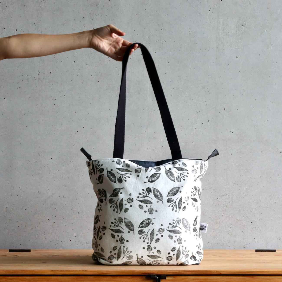 Linocut Project Bag - Long Handles XL - Black&White Flowers-La Cave à Laine