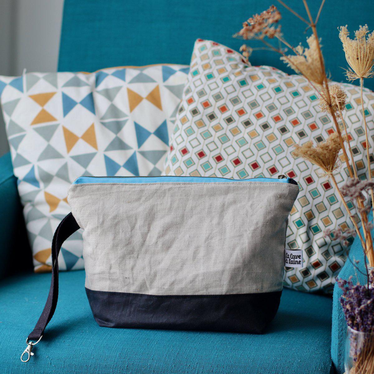 Project Bag Wristlet - Hand-dyed, Light Blue Zipper-La Cave à Laine