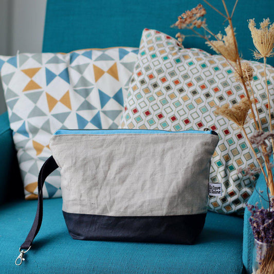 Project Bag Wristlet - Hand-dyed, Light Blue Zipper-La Cave à Laine