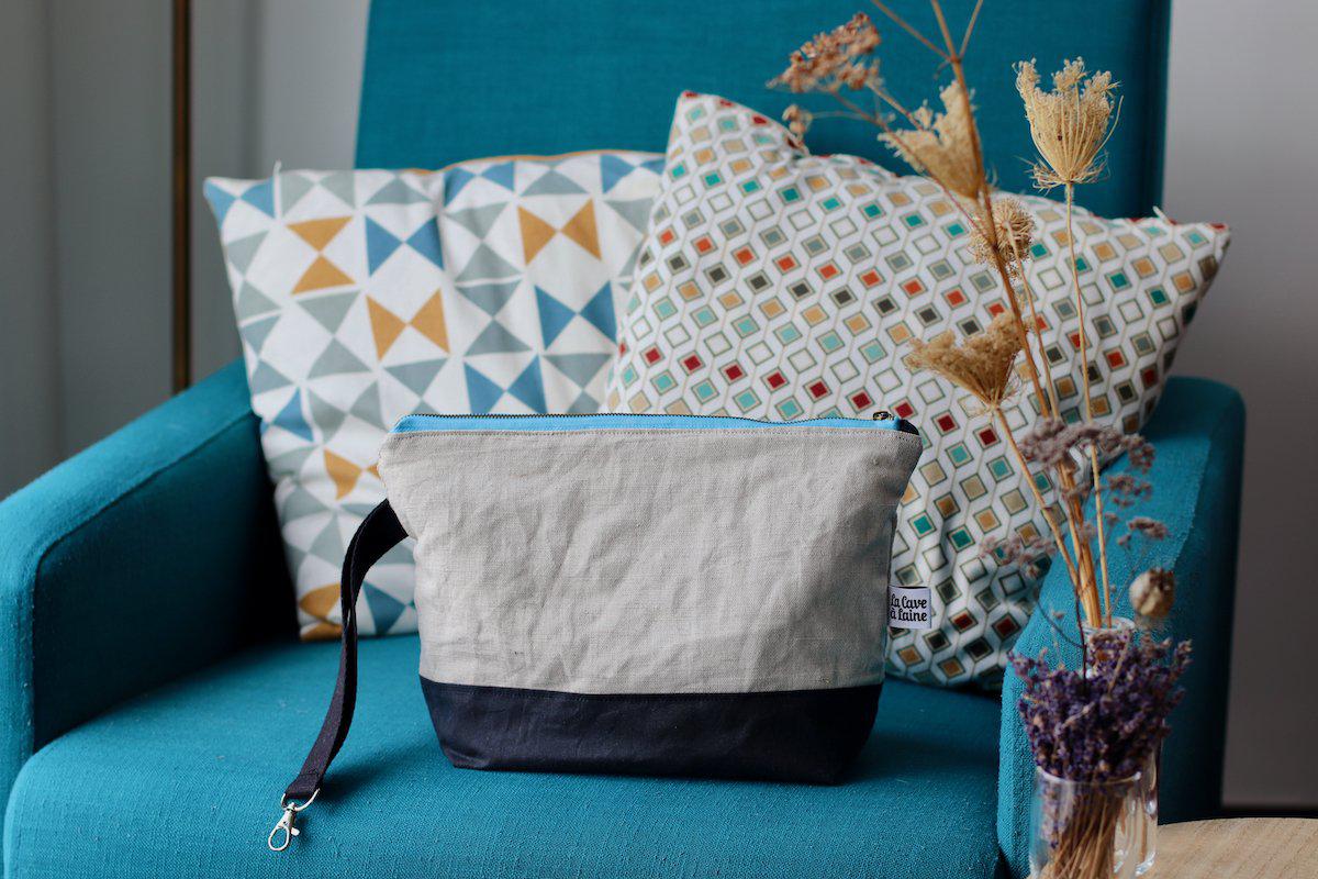 Project Bag Wristlet - Hand-dyed, Light Blue Zipper-La Cave à Laine