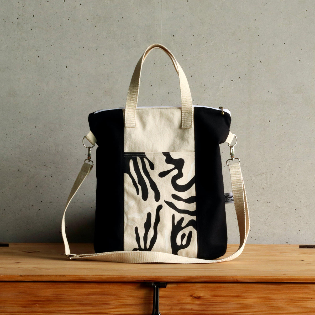 Black&White Tote - Handcrafted Bag with White Zipper-La Cave à Laine