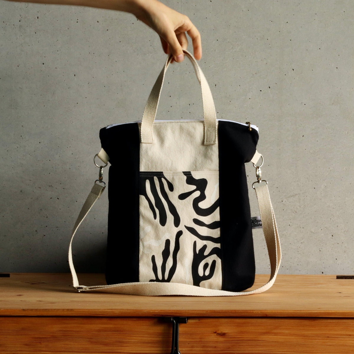 Black&White Tote - Handcrafted Bag with White Zipper-La Cave à Laine