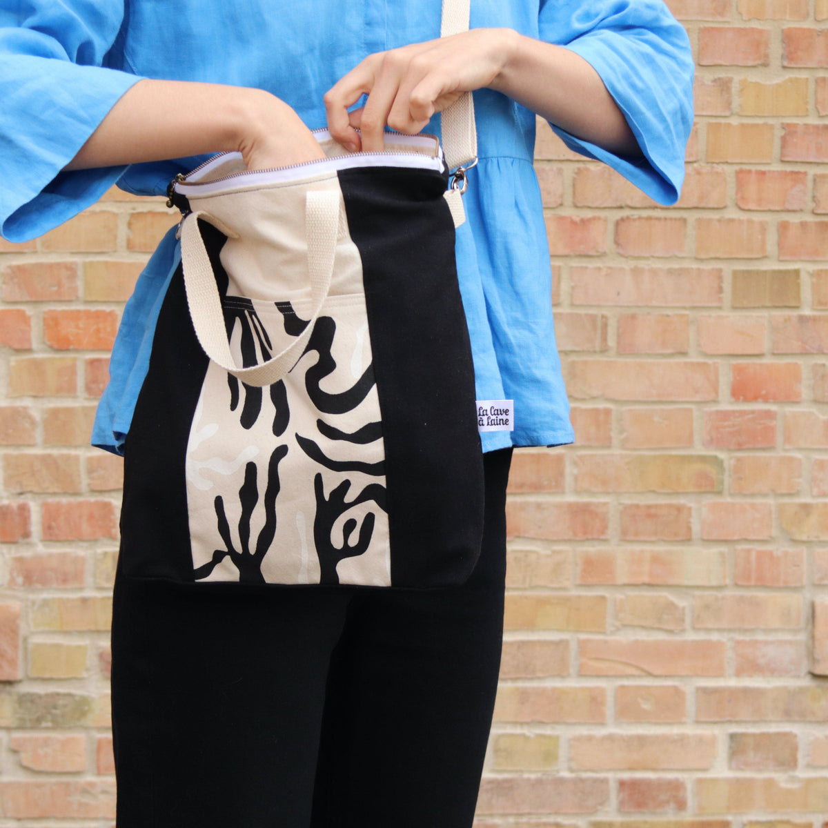 Black&White Tote - Handcrafted Bag with White Zipper-La Cave à Laine