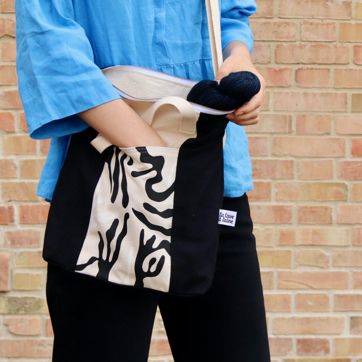 Black&White Tote - Handcrafted Bag with White Zipper-La Cave à Laine