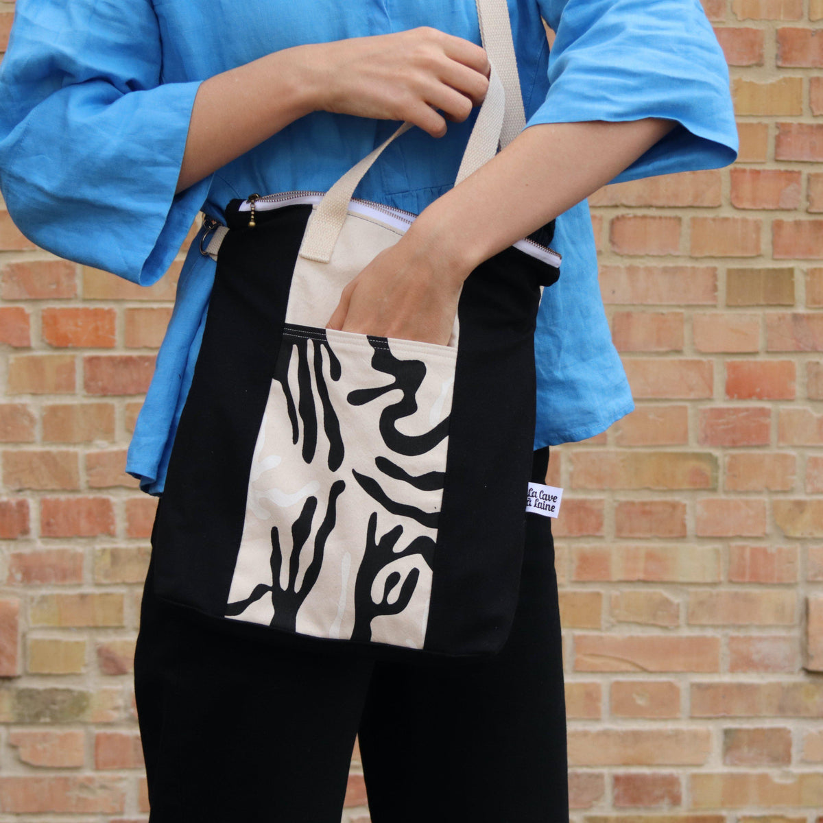 Black&White Tote - Handcrafted Bag with Red Zipper-La Cave à Laine