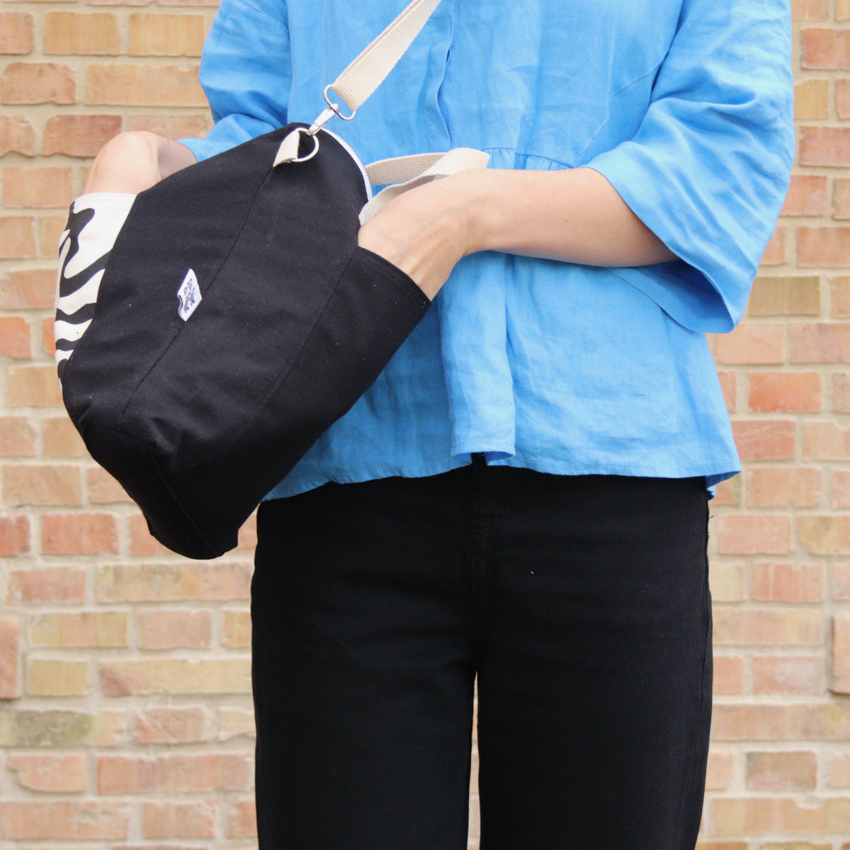 Black&White Tote - Handcrafted Bag with White Zipper-La Cave à Laine