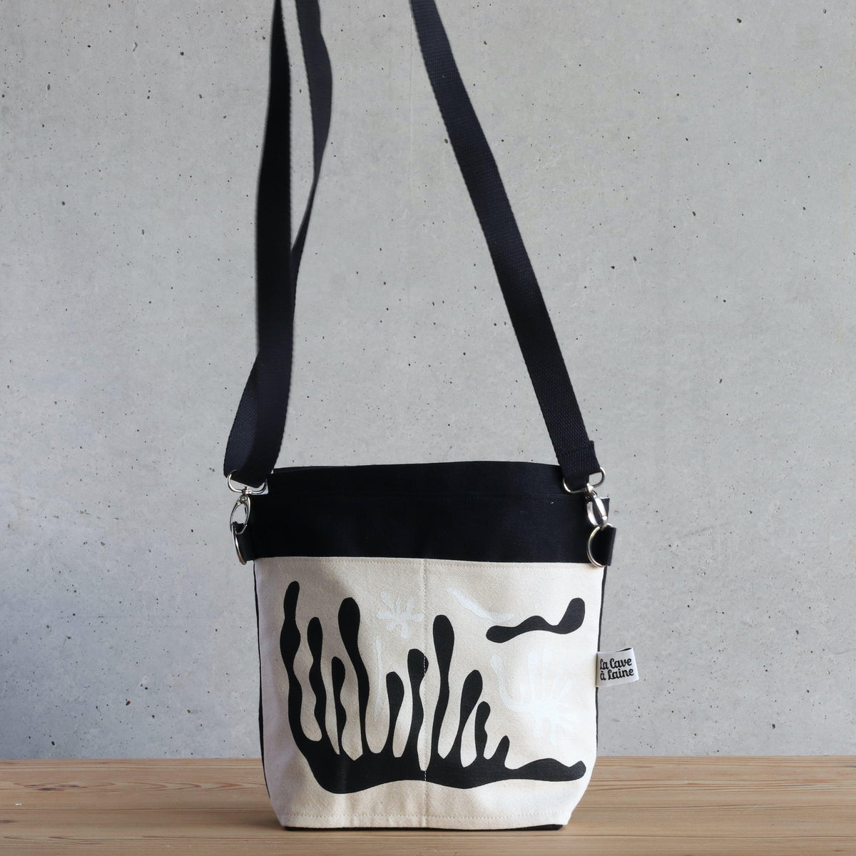 Black&White Super Gioia Crossbody Bag - Handcrafted Bag with external pocket-La Cave à Laine