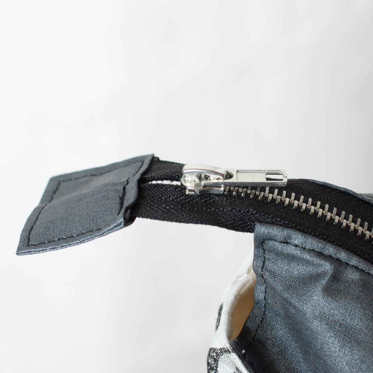 Linocut Project Bag - Long Handles XL - Black&White Flowers-La Cave à Laine