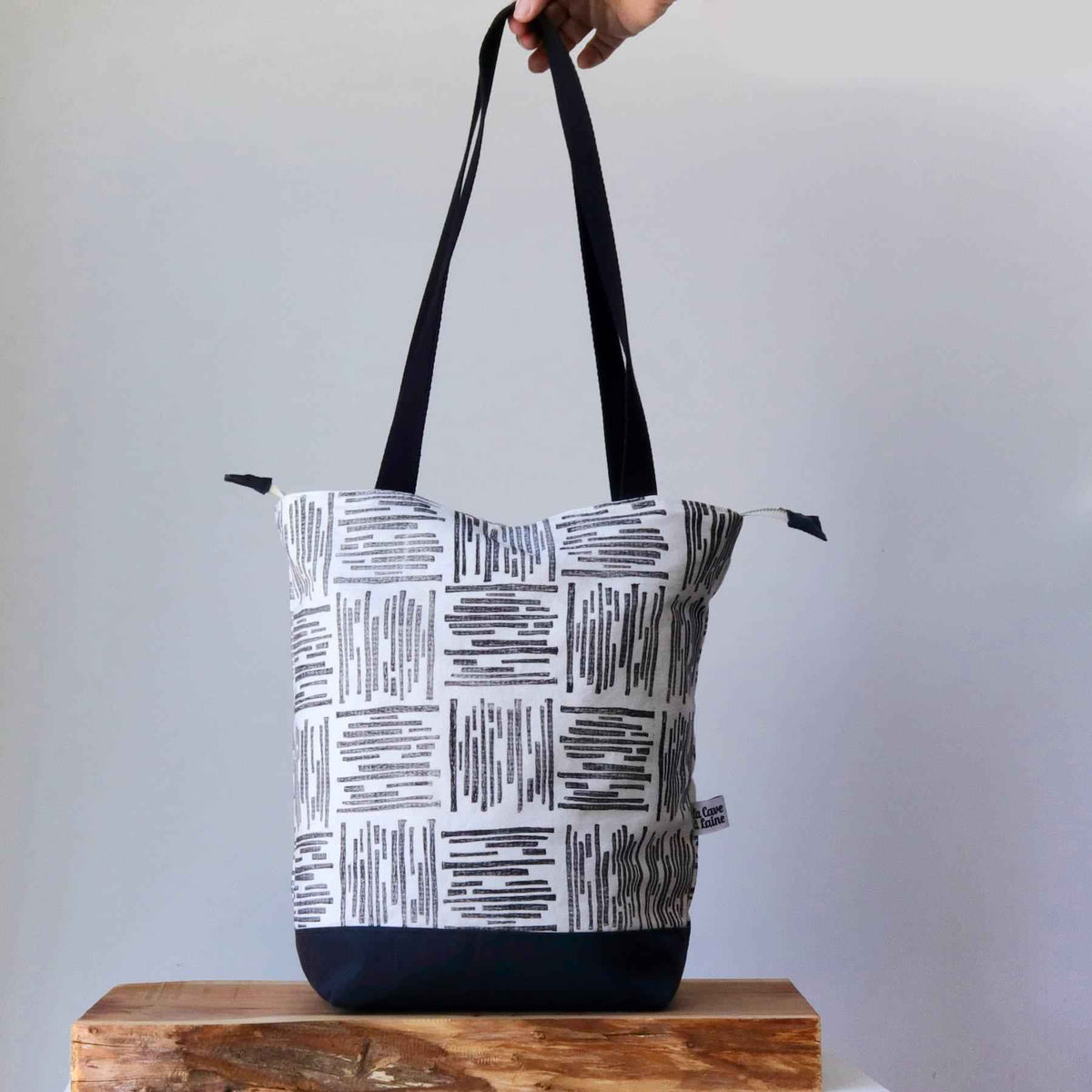 Linocut Project Bag - Long Handles XXL - Black&White-La Cave à Laine